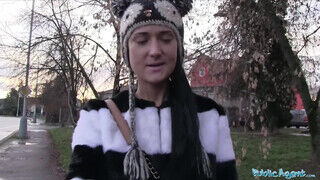 Public Agent - aranyos ruszki leányzó az utcáról