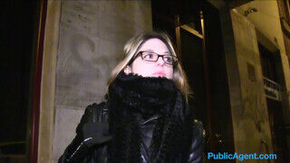 Public Agent - francia túrista nőci a lépcsőházban