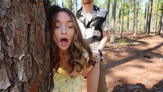 Brooke Tilli megrakva az erdőben