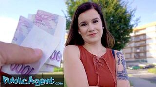 Bűbájos pici Eliss meztelenül pózol amatőr fotózáson