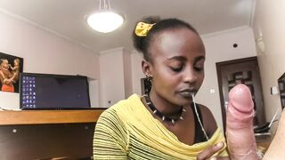 Nyakörves néger ribi nyáladzik a főnök hímvesszőjén