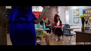 Angela White és Georgia Jones megbüntetik a céda zsenge diákokat