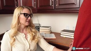 Csinos 40-es Julia Robbie és a tini krapek