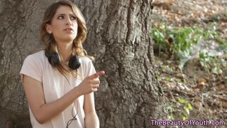 Alexa Grace fiatal bulkesza forrón dörzsölődik lesbi szerelmében