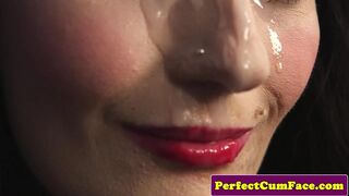 Vonzó csipkés szépség gigászi adag arcon