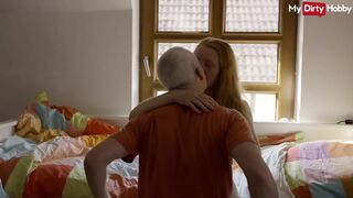 Világos Szőke zsenge nyögés míg az idős szétkúrja a lyukát