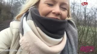 Forró fiatal leányzó kerékpáron dörzsöli szaftos puncáját
