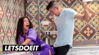 A bombázó szobalány Jade Presley kitakarít és lecumizza a nagyméretű faszkat a forró szálláson
