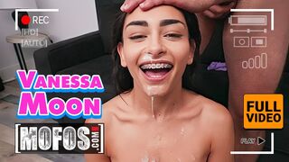 Vékony csoki Vanessa Moon megküzd jmac nagyméretű farkával minden pózban