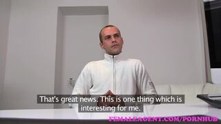 Vadító milf ügynök teszteli a kíméletlen hapsit