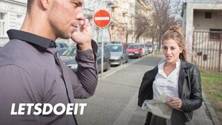 Lenyűgöző turista Silvia Dellai mélyen megkamatyolva egy helyi pali által