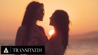 Alkonyat után könyörtelen baszás: Tori Easton durván szétkúrja Charlotte Sins bikini babát
