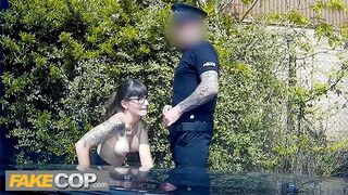 Rendőr szétkúrja a sötét hajú geek nőcit és rálövi a szemüvegére - fake cop
