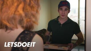 Megcsaló muff Arian Joy először a barátját baszogatja, aztán a kézbesítő fickó meghágja jól
