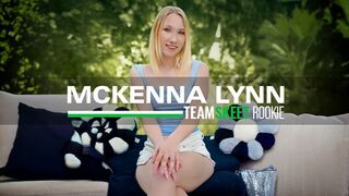 Mckenna Lynn legelső pornója: szöszi kis csaj vad faszas kalandja