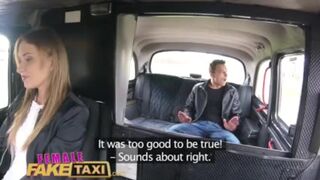 Tini pasi gyorsan megkeféli Angel Piaff lucskos csupasz puncáját a hamis taxiban