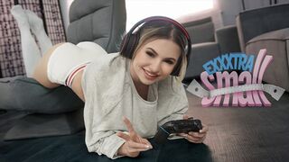 Pici fiatal leányzó Aria Banks elkapja magas mostohabátyját Chris Epicet, aki a szobájában veri a kárója