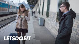 Selvaggia tinédzser bige felfogta Charlie Dean bazinagy faszát egy gyors pov dugásra
