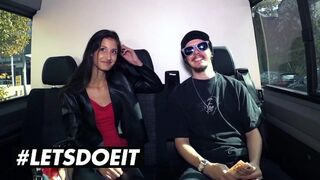 Sovány néger Coco Kiss pénzért lecidázza a termetes barna fazt az autóban