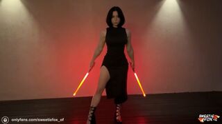 Sith fiatalasszony magassarkúban titokban megdöngeti a jediket naboon