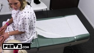 Mimi Monet gigászi popsikás bűbájos a kolosszális farkú orvosnál a rendelőben