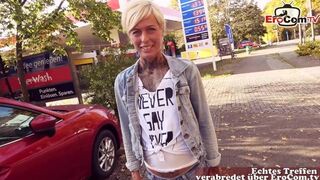 Utcán szeretkezés német benzinállomáson: pov milf cumizás