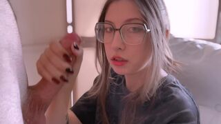 A lusta gamer fiatal leszívja a fazsat és mellkasába vesz duggást