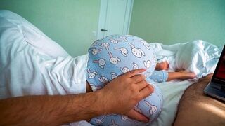 Nevelő hugocska felébred és segít a testvérnek élvezni a pornó nézése közben – beleélvezéses döngölés