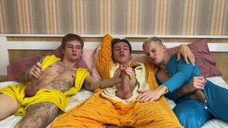 Pizsama party forró faszdugása fiúk között