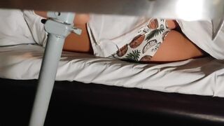 A vonaton nyilvánosan szétkúrja a házas utas társát, miközben producernek adja ki magát