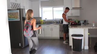 Szenvedélyes szöszi fitnesz bige szaftos szopást ad a pasijának és lenyeli