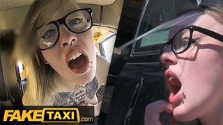 Tetkós Brit Alt-Modell Szemüvegben Keményen Megszexelve a Fake Taxi Autójában