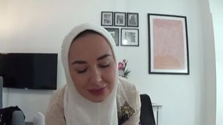 Ellenállhatatlan egyiptomi milf megcsalja férjét a kollégájával egy vad légyott közben