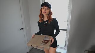 Dögös diáklány futár megette a pizzámat és megbasztam a feszes pináját