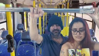 Diáklányt megrépázza hátulról egy idegen a buszon!