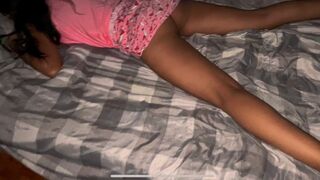 A bátyám haverja otthon marad, bejön a szobámba, megkeféli a pinámat és belespriccel a bugyimba