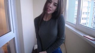 Gyönyörű fiatalasszony tanya mutatja a cicijét