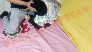 Szenvedélyes arab milf-et megrépázza a tinédzser srác, és kétszer is telelövi a hijabban