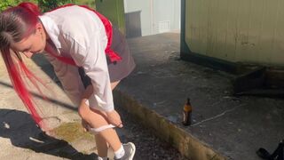 Rajtakaptam a szomszéd tinédzser lányát ivás közben és üveggel büntettem meg a kufferjét