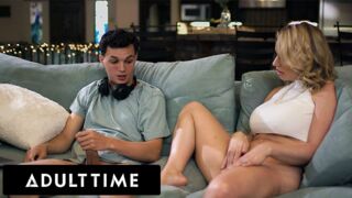 Adult Time exkluzív - Gyönyörű MILF elkapja mostohafiát peckezés közben és csatlakozik hozzá