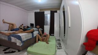 Asszonyom a barátnőjével osztozott a szobán és a erőszakos baszáson
