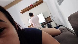 Szeretnék szeretkezni ezzel a szerelővel, mutatom neki a orbitális seggem, hátha bejön!