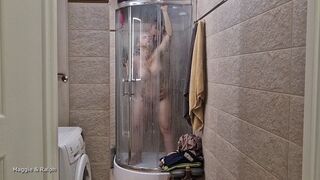 Extrém felizgultam, így bemásztam mostohaapám zuhanyzójába