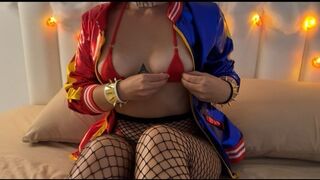 Ufo szeretkezik bele a vonzó harley quinnbe piros mikro bikiniben minden lyukba