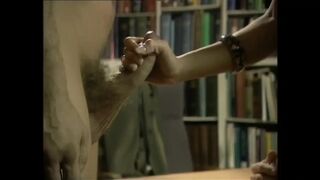 Arcra ülő dominatrix öklözi a rabszolga fenekét miközben megkúrelja