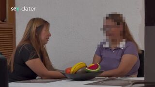 Szívdöglesztő koros nő ujjazza a tini lezbi puncit, amíg az élvezve élvez