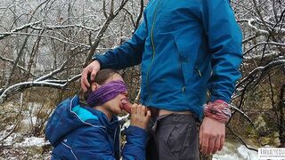 Nyilvános orál és ondó lenyelés a hegyvidéki folyó partján