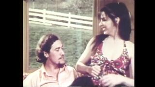 John Holmes nyalja a leányzó lucskos punáját a retro pornóban