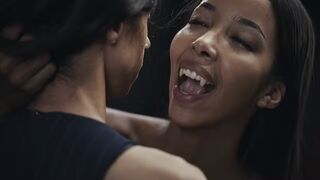 Ebony Vampire Mistress Lia Lin elcsábít egy dél amerikai termetes kannás zsenge kisasszonyt a Vampired kíméletlen domina játékában