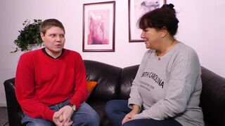 Vörös hajú milf óriási mellekkel orálozza a pélót és hagyja hogy keményen megdugják